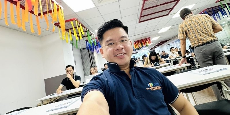 Các chủ đề của tác giả phản ánh sự hiểu biết sâu rộng